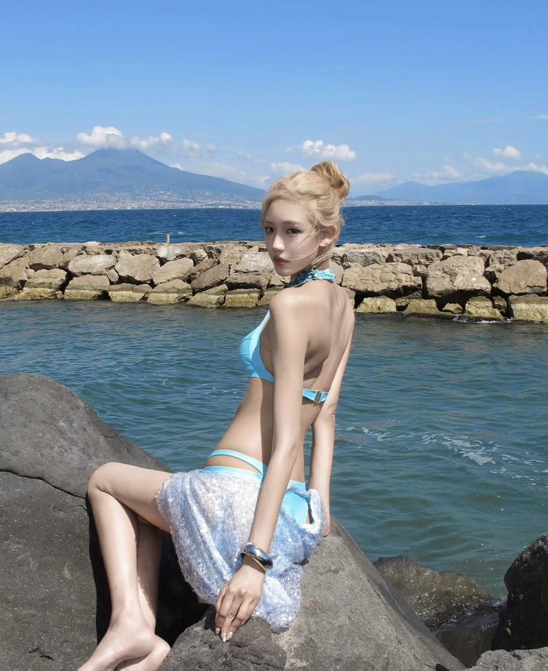 Hình gái xinh bikini với nụ cười tươi tắn rạng ngời
