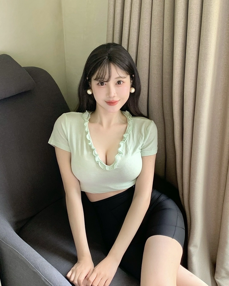Hình gái xinh hở hang phong cách quyến rũ tự nhiên