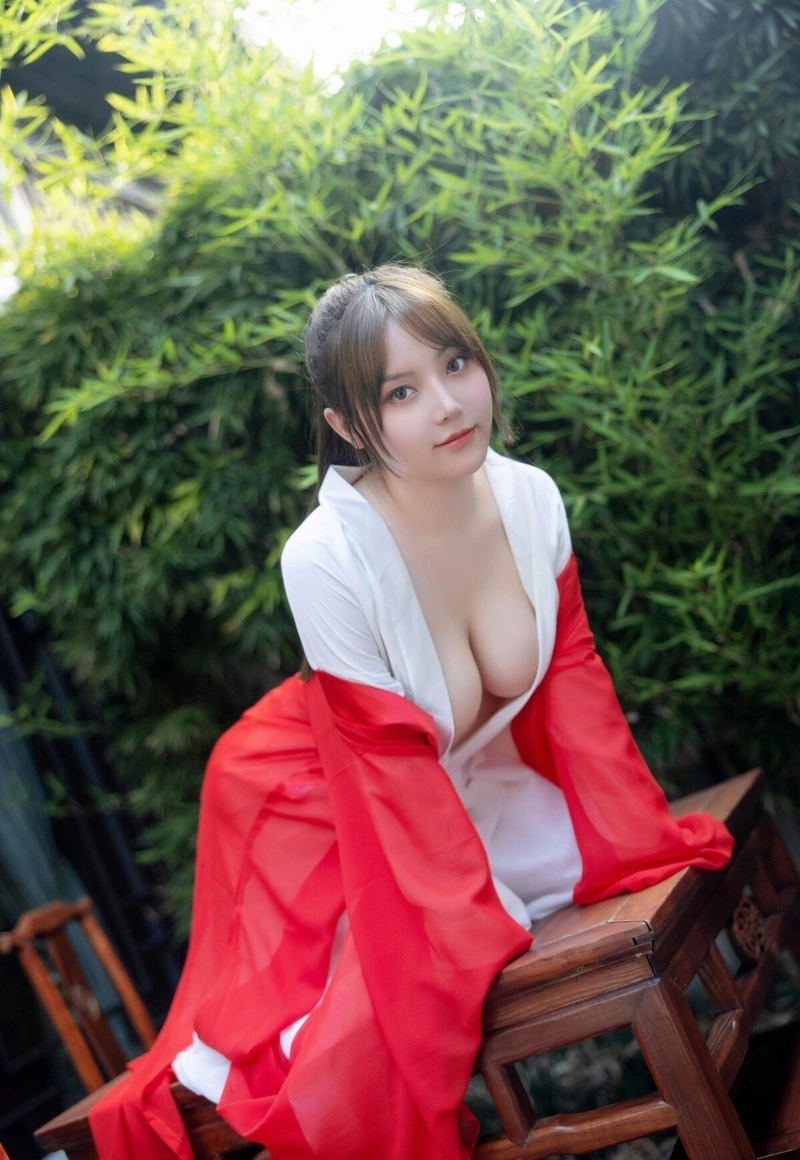 Ảnh gái xinh khoe vòng một to tròn dâm đãng