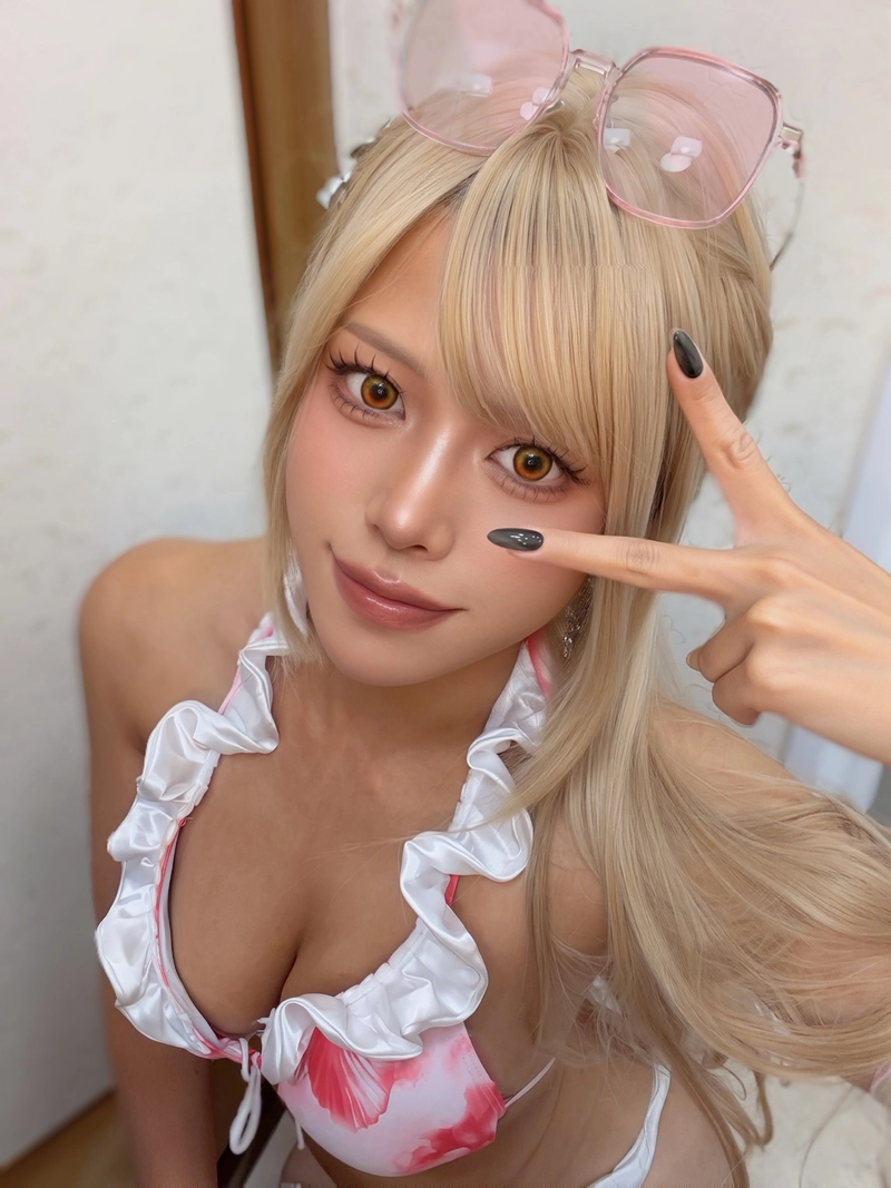 Cosplay lộ hàng vú khủng gợi cảm