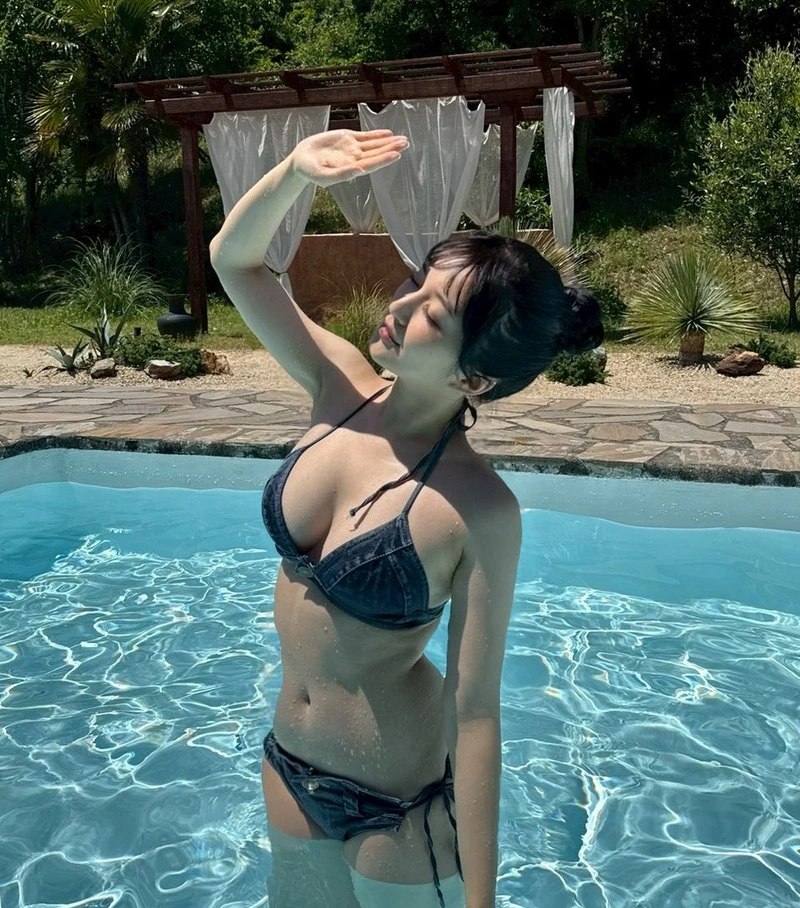 Diễn viên sex Kasumi Tsukino bikini dâm đãng