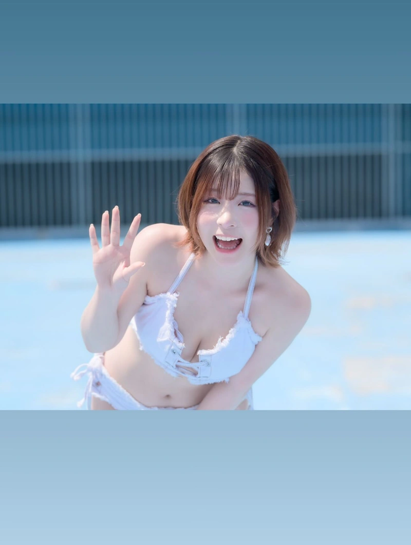 Ena Satsuki khoe hàng sexy cuốn hút