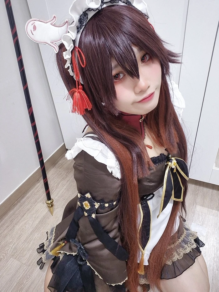 Hình HuTao cosplay mông to căng tròn