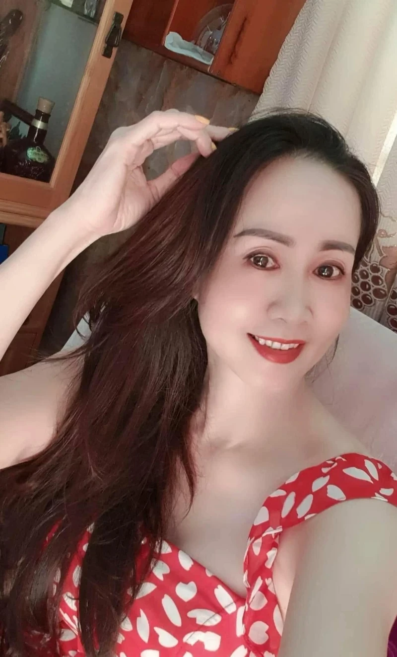 Hình nude máy bay bà già quyến rũ gợi cảm