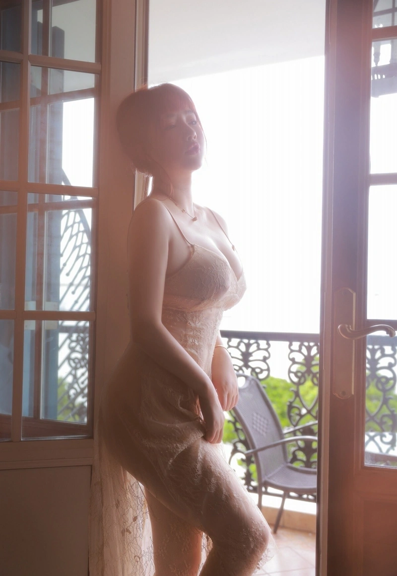 Hình vú căng mọng lột đồ nude cuốn hút