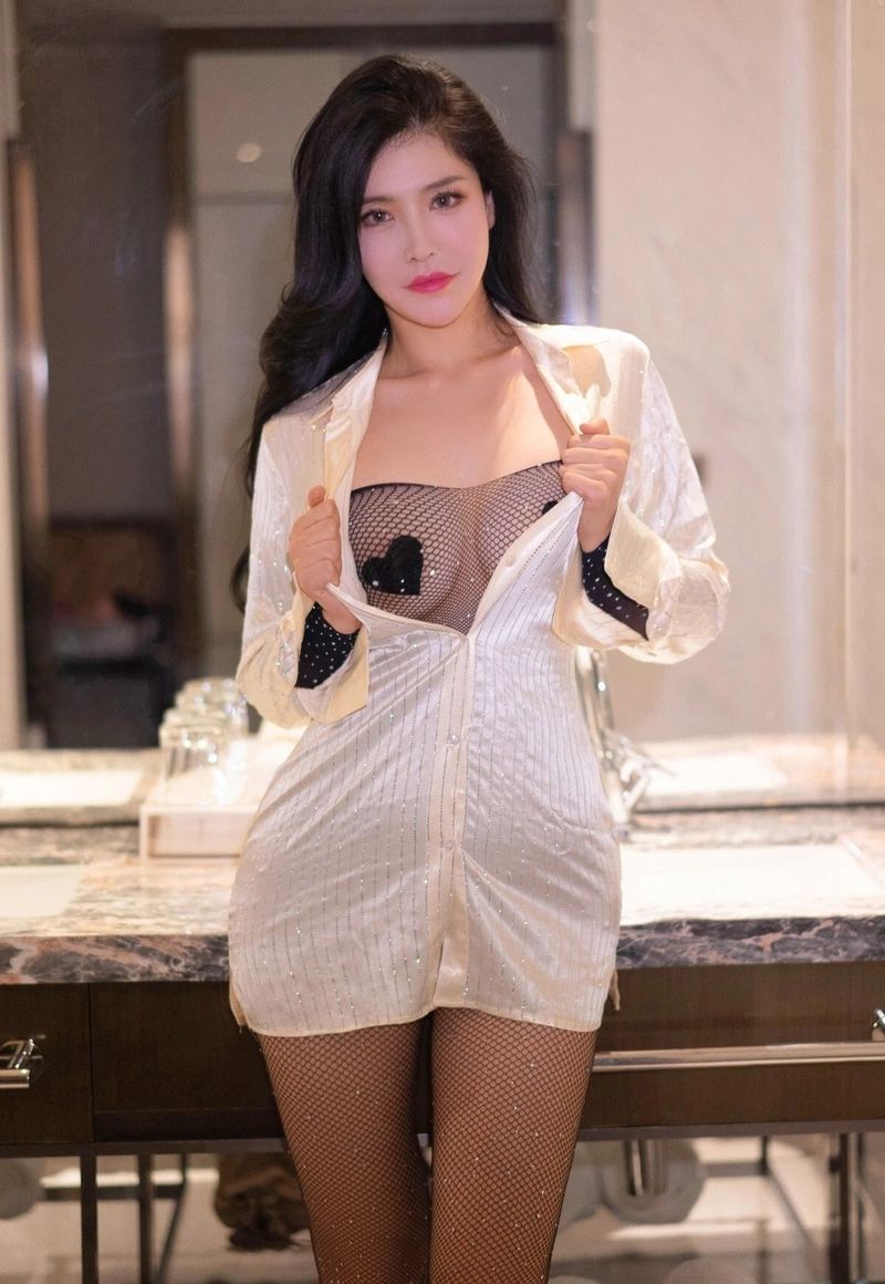 Vòng 3 căng tròn lộ hàng sexy hút hồn