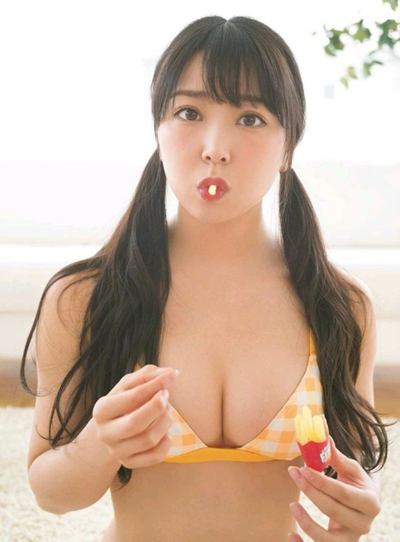 Ảnh JAV lột đồ lộ ngực đầy đặn dâm đãng