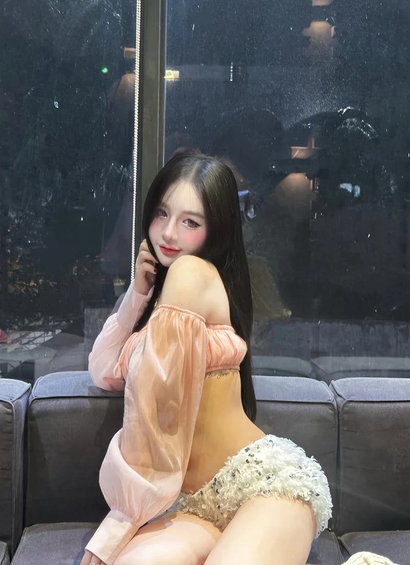 Ảnh Tiffany Thư gymer tiktok sexy khoe vòng 1 đầy đặn