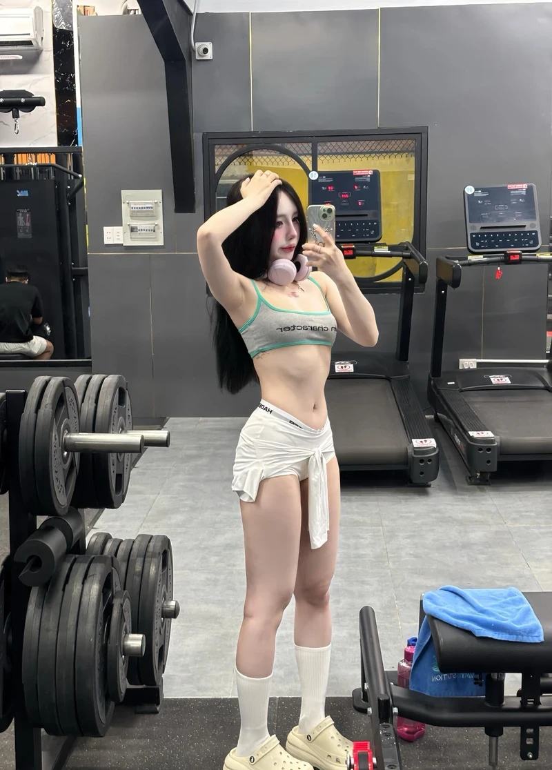 Ảnh Tiffany Thư gymer tiktok sexy show hàng đầy mê hoặc