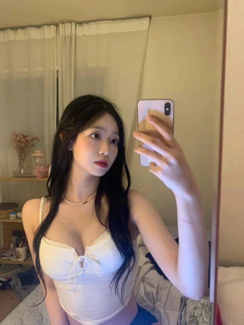 Ảnh Yumi 03 OnlyFans bikini vòng 1 to tròn quyến rũ