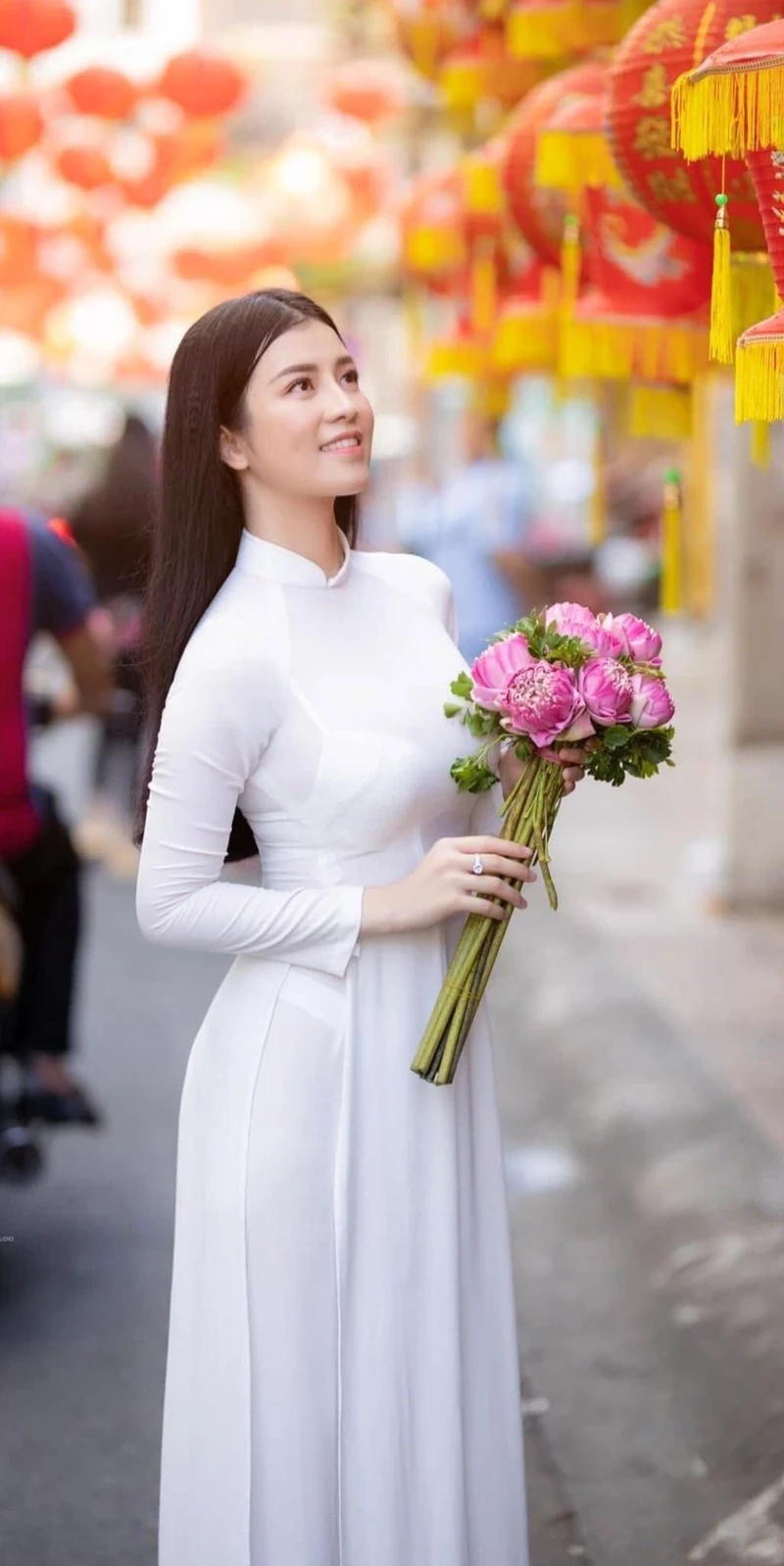 Ảnh áo dài nude khoe mông đít căng tròn