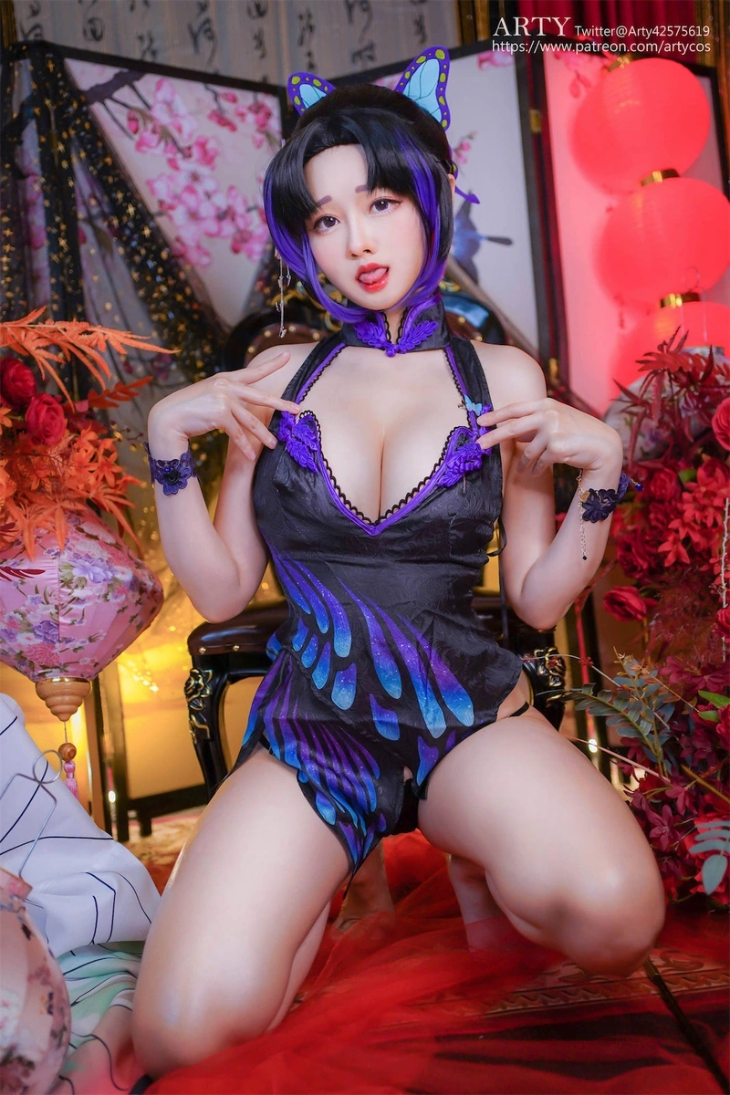Ảnh gái cosplay thủ dâm khoe vòng 1 tròn đầy
