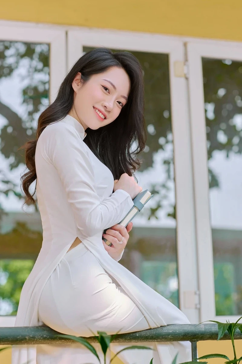 Ảnh sex áo dài ngực tròn đầy gợi tình