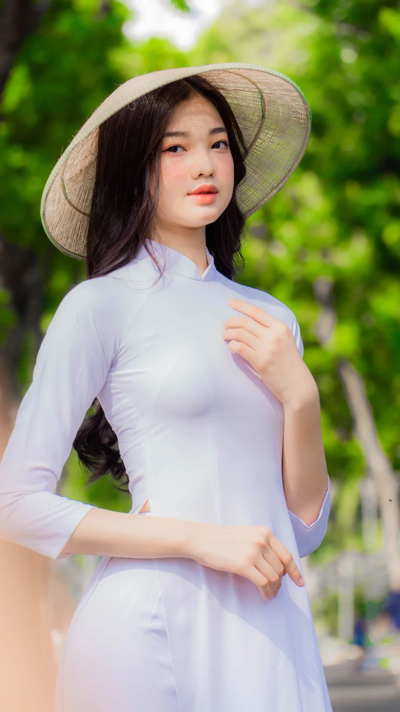Bộ hình áo dài sexy lộ vòng ba siêu phẩm