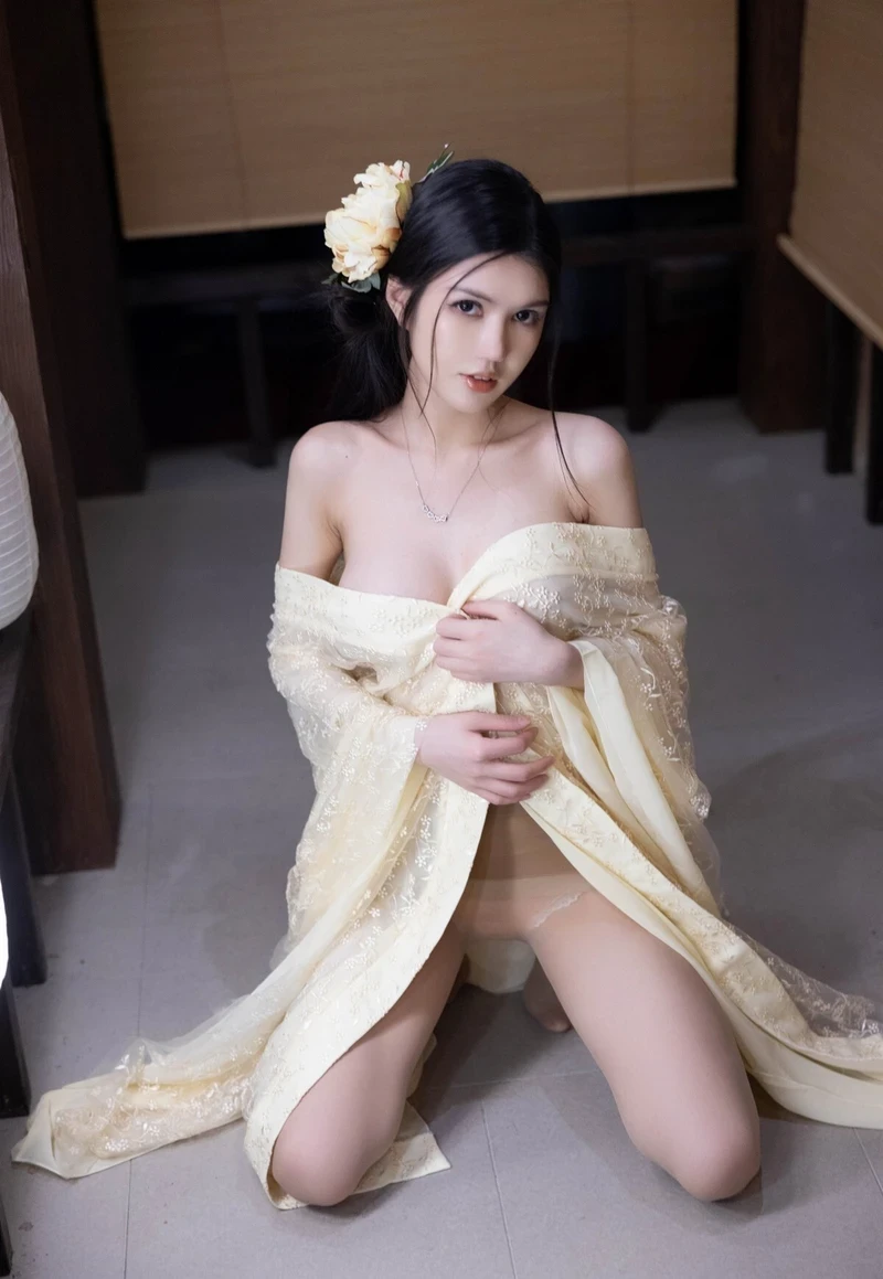 Cô gái cởi đồ dâm đãng show hàng nóng bỏng