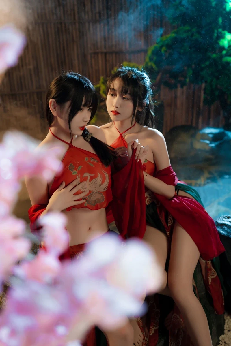 Cô nàng cổ trang gợi tình khoe vòng ba nóng bỏng