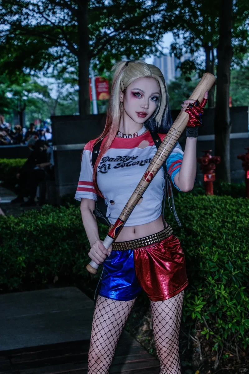 Cosplay Harley Quinn táo bạo nổi bật