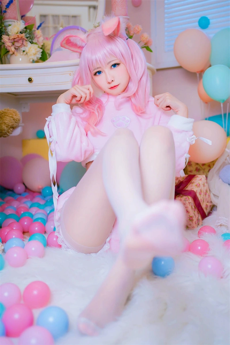 Cosplay thủ dâm với mông cong quyến rũ 4K