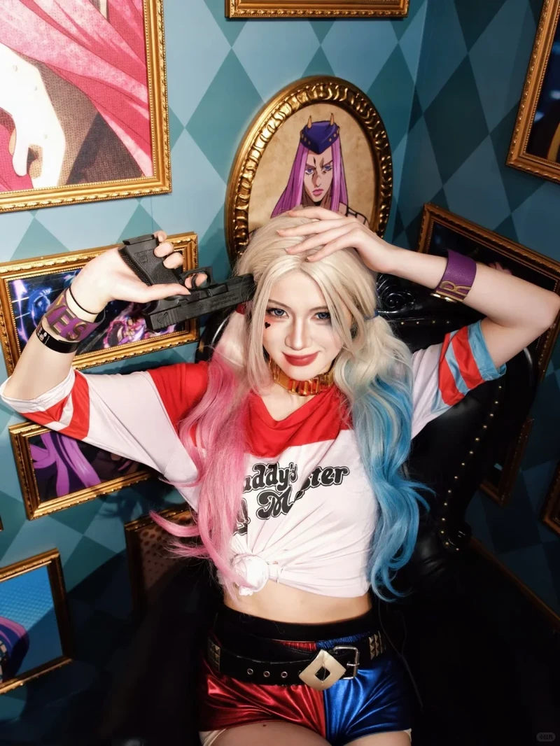 Hình Harley Quinn cosplay táo bạo cuốn hút