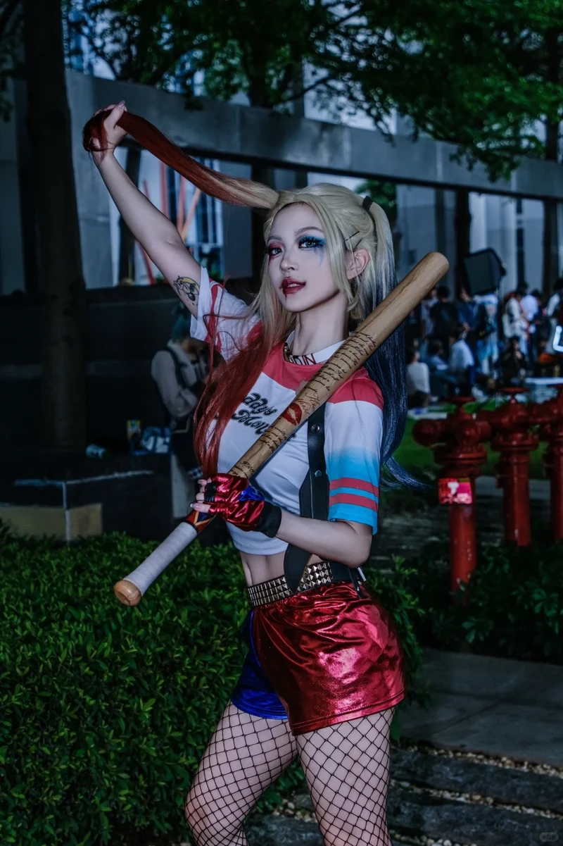 Hình Harley Quinn hóa trang rực rỡ cá tính