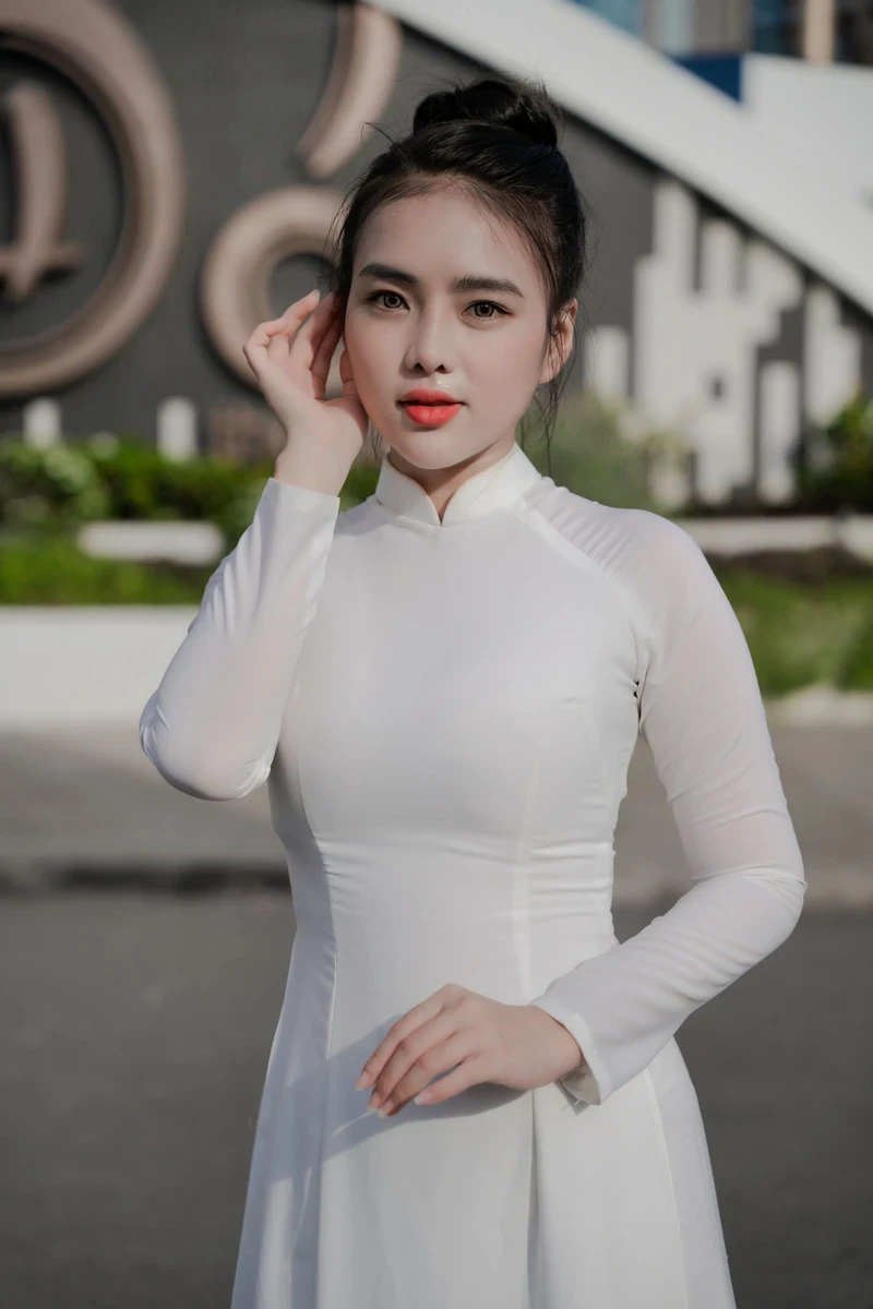 Hình ảnh áo dài nude vòng một tròn đầy