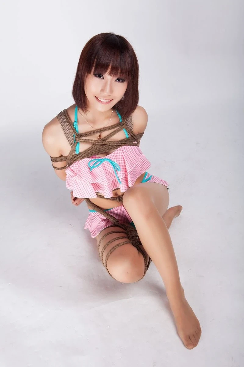 Hình sex BDSM khoe vòng ba căng tròn gợi cảm