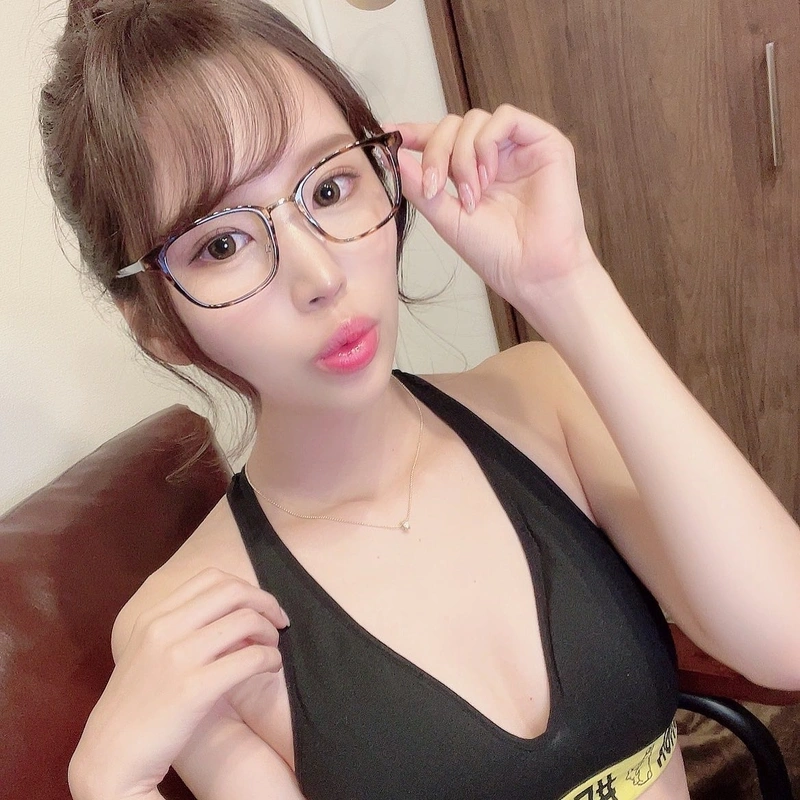 Lima Arai show hàng ngực to tròn nóng bỏng