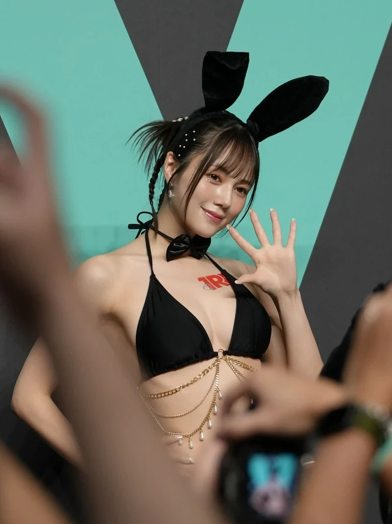 Remu Suzumori cởi đồ lộ vòng 1 tròn đầy