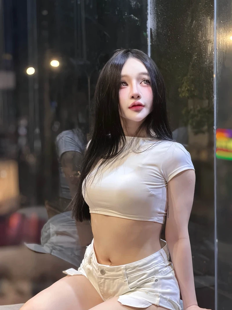 Tiffany Thư diện bikini lộ hàng nóng bỏng