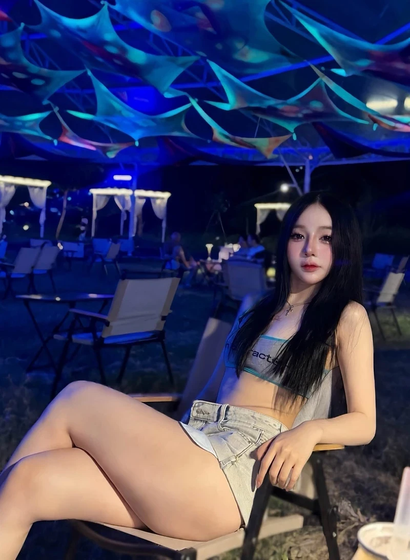 Tiffany Thư khoe hàng gợi tình không che