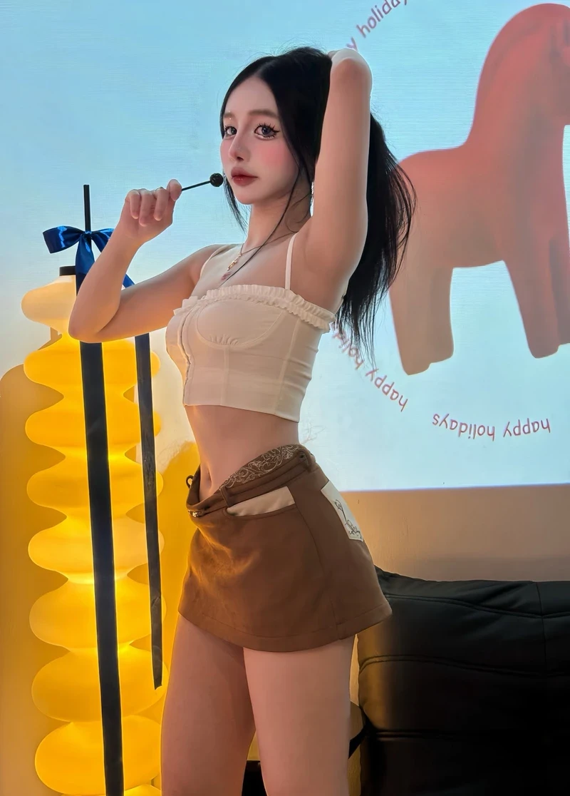 Tiffany Thư khoe mông căng tròn trong bộ bikini gợi cảm