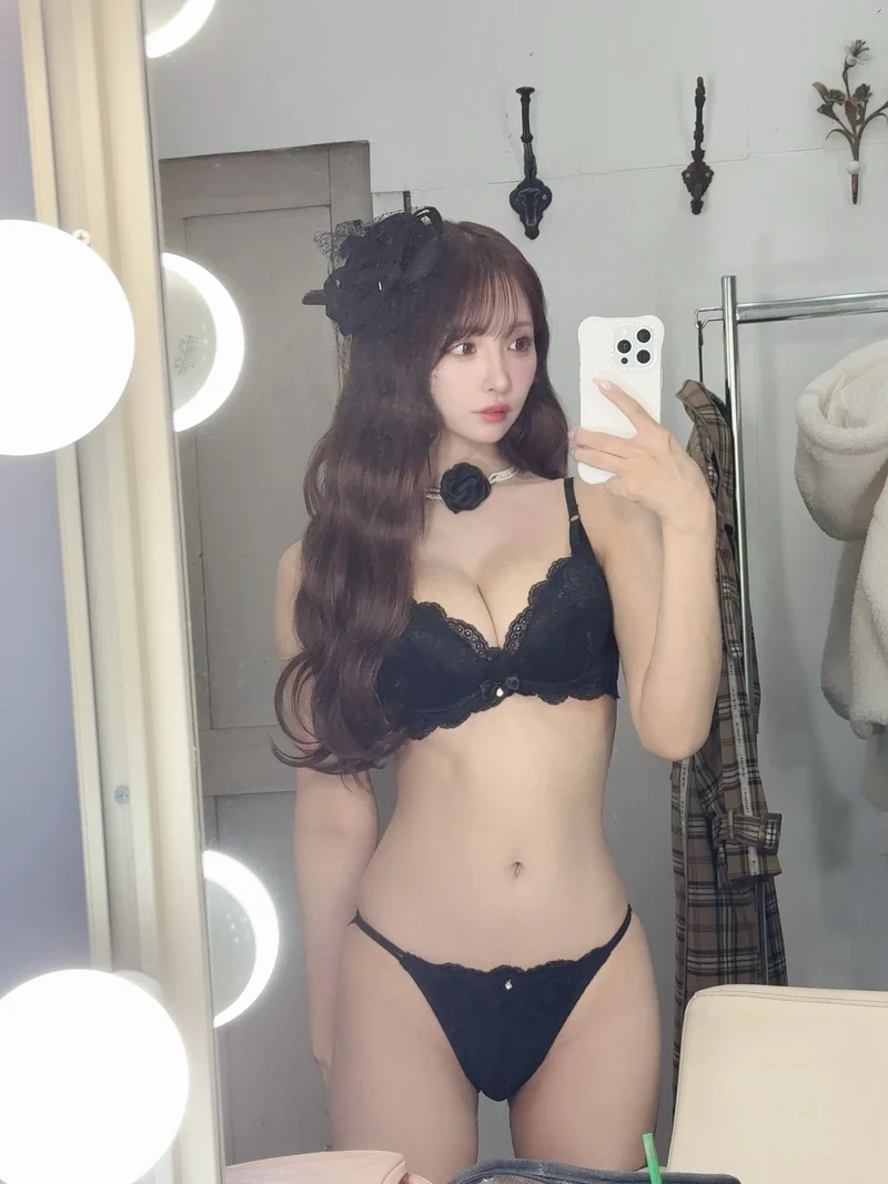 Yua Mikami bikini ướt át làm nổi bật vòng ba căng tròn