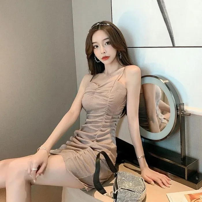 Cô nàng xinh đẹp khoe mông trong đồ bó sát