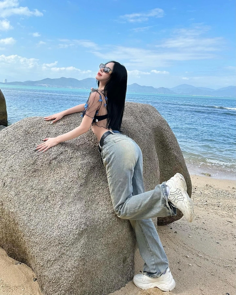 Ảnh Uyên Ni bikini cởi đồ gợi tình