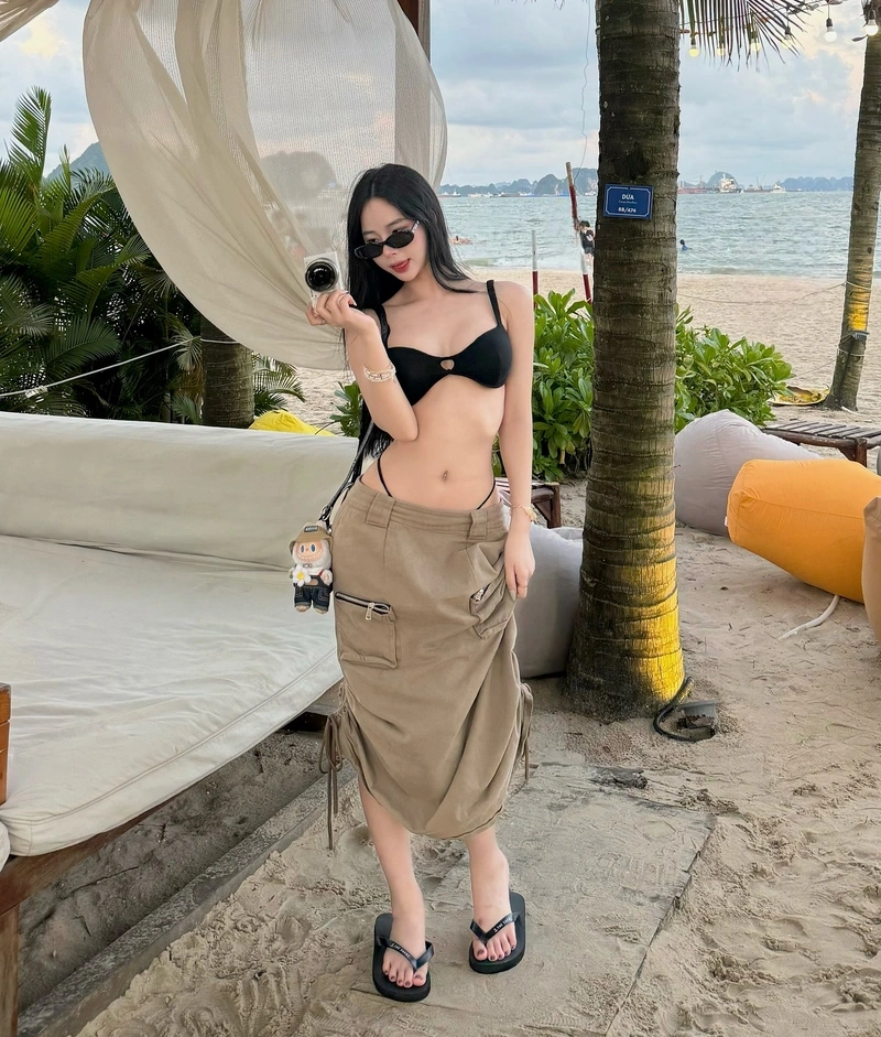 Ảnh Uyên Ni bikini lộ vòng một tròn đầy