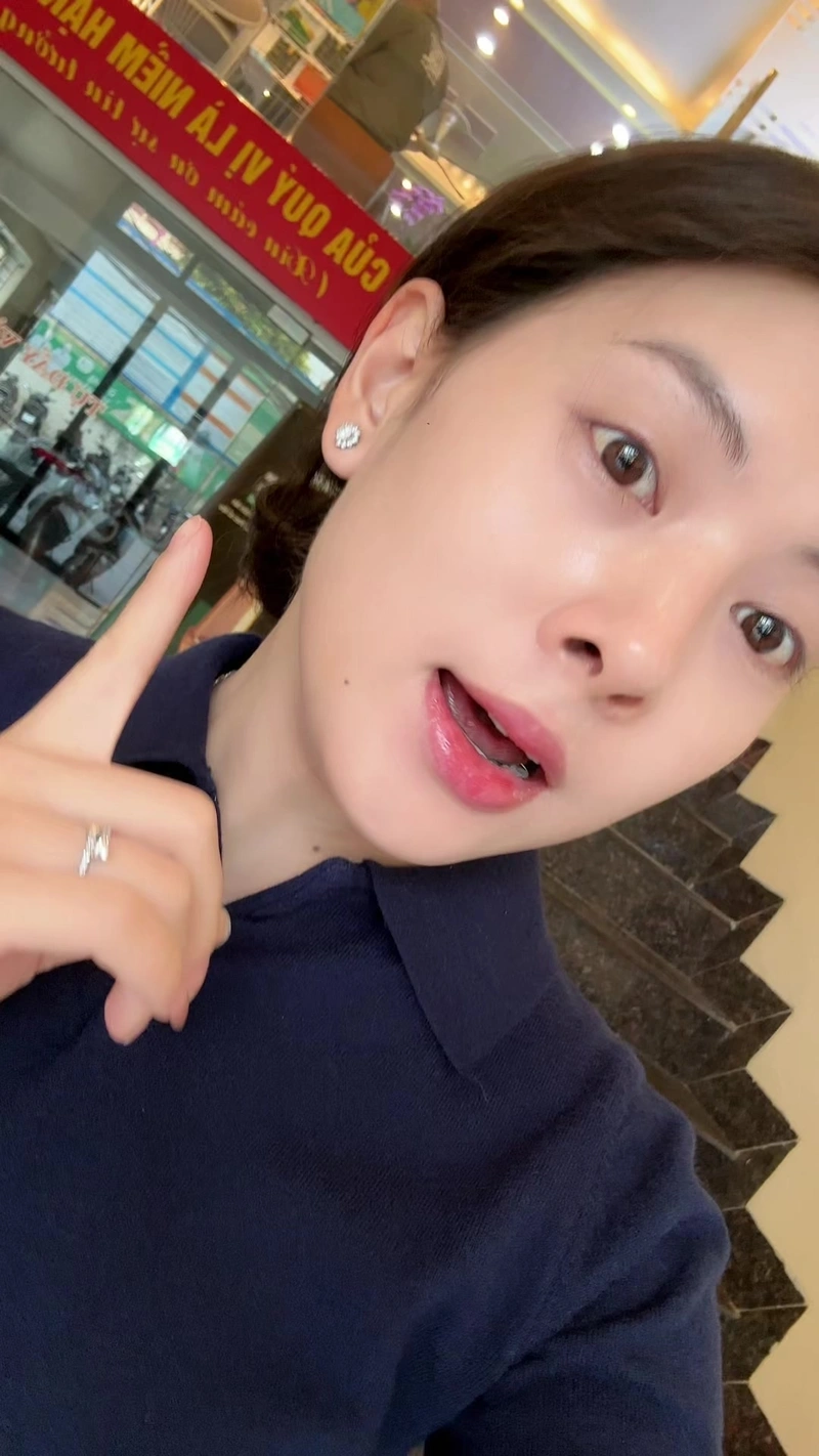 Ảnh Uyenbeu2006 sexy lộ hàng vòng 1 khủng