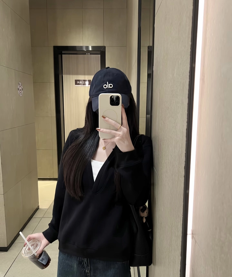 Ảnh chụp cô gái che mặt bằng điện thoại nhẹ nhàng