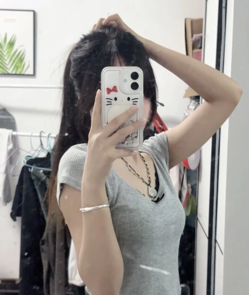 Ảnh cô gái che mặt bằng điện thoại xinh xắn