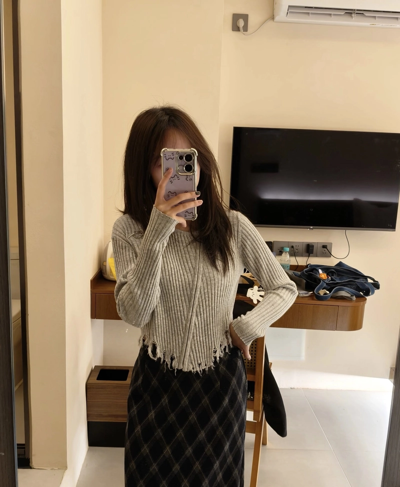 Ảnh cô gái dịu dàng che mặt bằng điện thoại đáng yêu