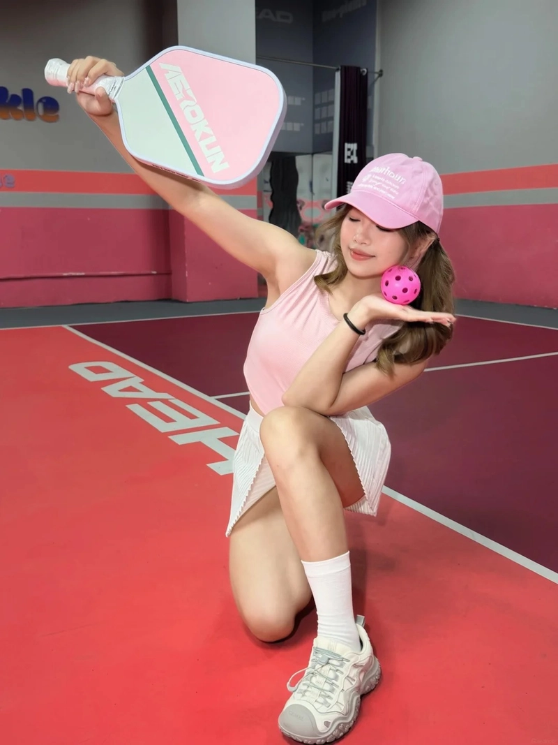 Ảnh cô gái xinh chơi pickleball năng lượng