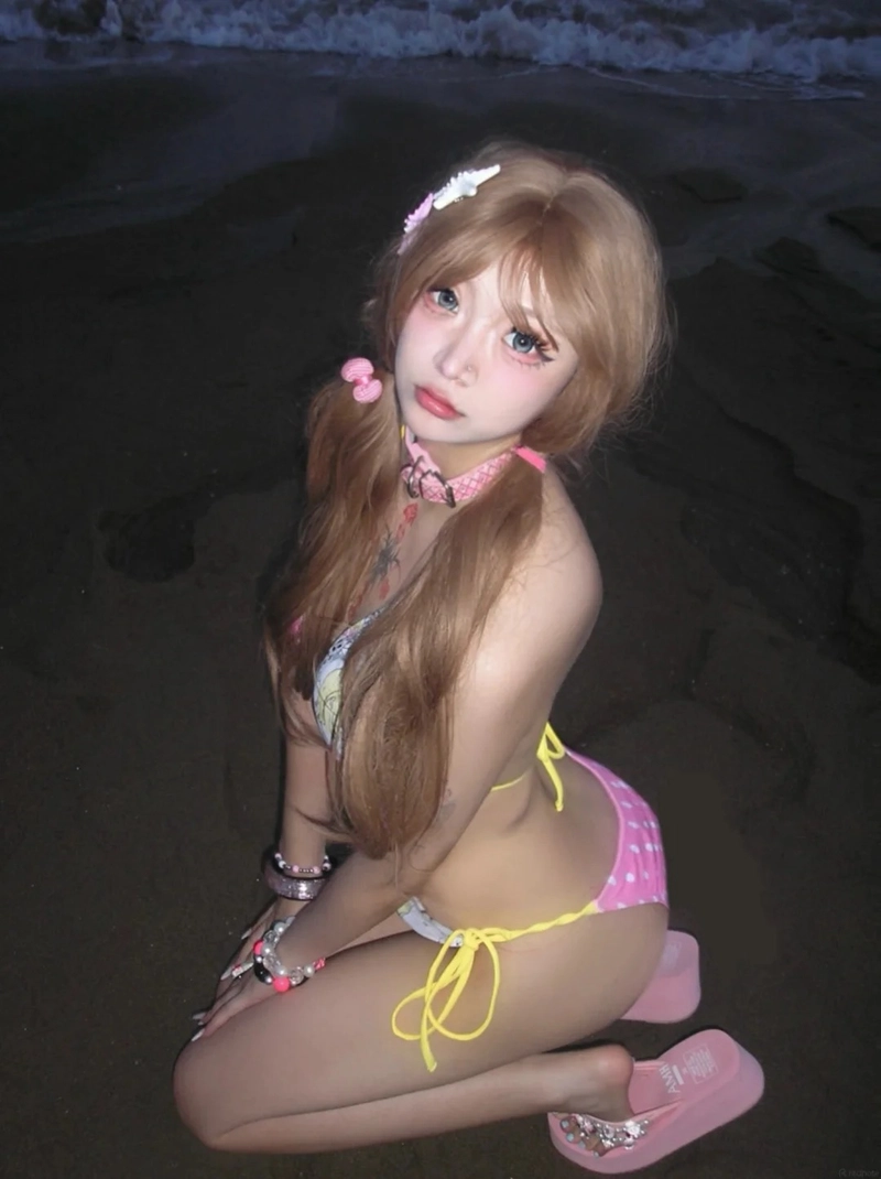 Ảnh cô nàng mặc bikini hồng ngọt ngào