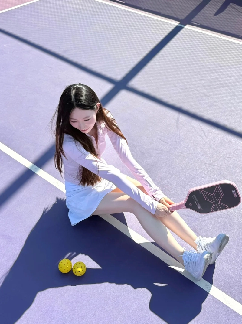 Ảnh cô nàng xinh đánh pickleball quyến rũ