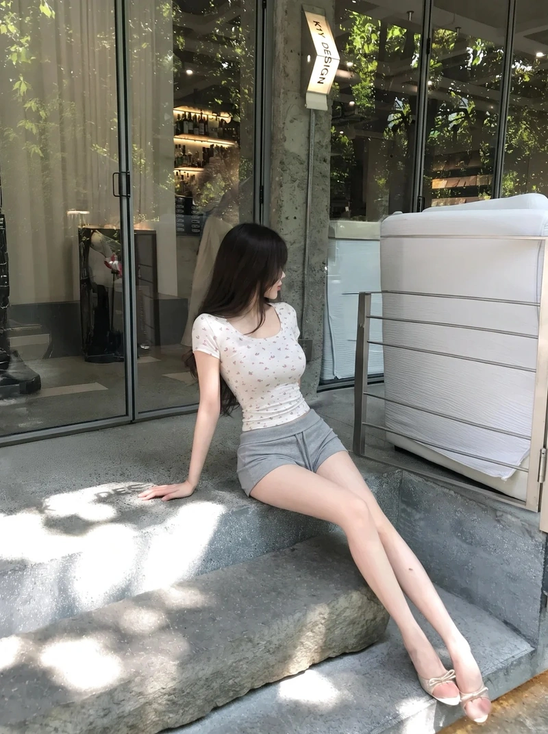 Ảnh đùi gái xinh thon gọn trắng mịn