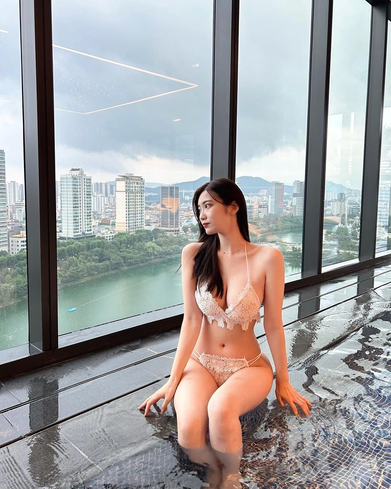 Ảnh gái Hàn Quốc mặc bikini 2K mông to