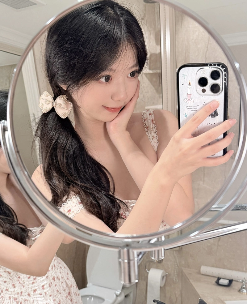 Ảnh gái chụp trước gương xinh xắn tự nhiên