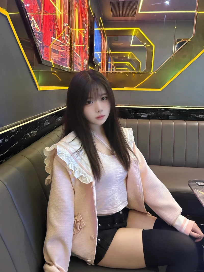 Ảnh gái karaoke mông tròn sexy cuốn hút