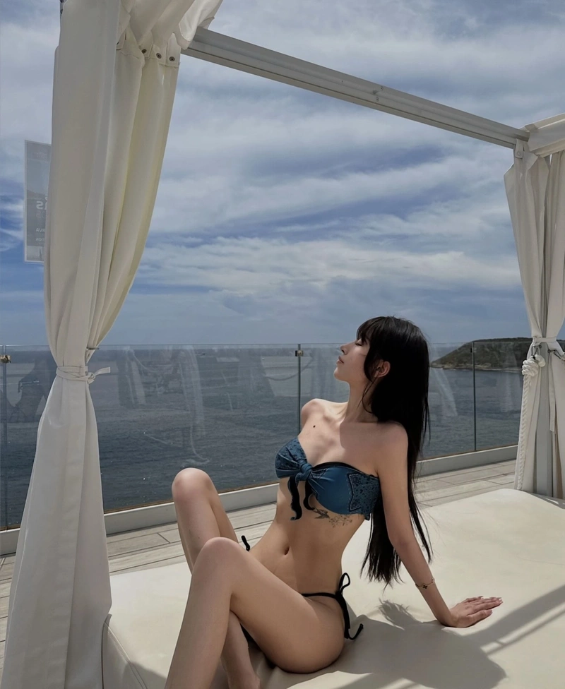 Ảnh gái mặc bikini trong nhà nóng bỏng
