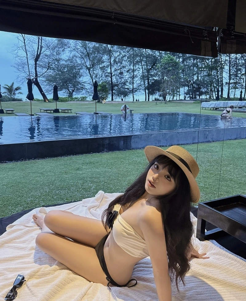 Ảnh gái mặc bikini trong nhà quyến rũ