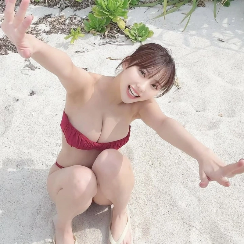 Ảnh gái mặc bikini trong suốt mông to gợi dục
