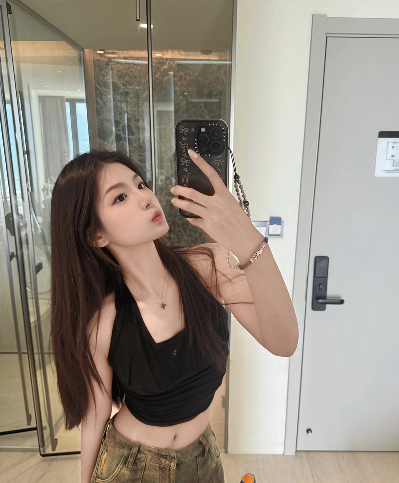 Ảnh gái trẻ trung chụp trước gương đầy cuốn hút